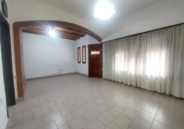 PH a reciclar de dos ambientes con patio y parrilla.