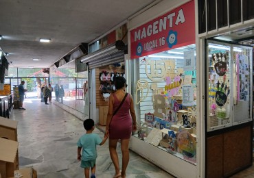 Venta local en galeria zona muy comercial.