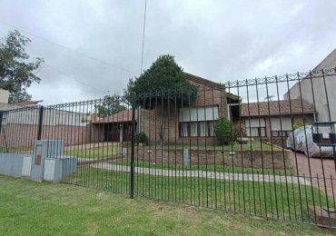 Casa 3 ambientes sobre dos lotes + departamento, cochera, quincho parque en Colinas de Peralta Ramos