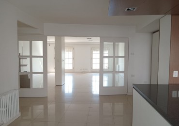 SEMIPISO 4 AMBIENTES CON BALCON SALIENTE Y COCHERA