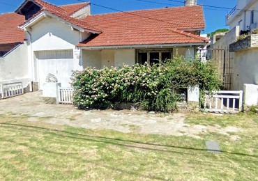 Casa 3 ambientes sobre Mario Bravo a 150 mts de la costa