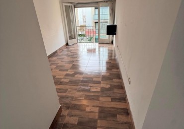 Venta departamento monoambiente a la calle con balcon frances zona plaza colon 