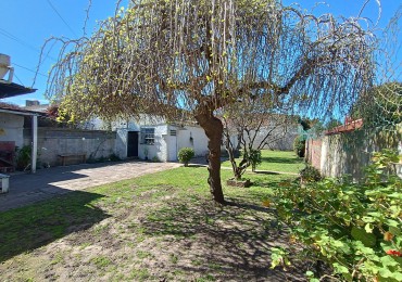 Venta casa 3 ambientes + departamento 2 ambientes con garage y jardin apto credito