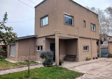 Casa en venta, 4 ambientes, quincho, piscina, trtadora y garaje
