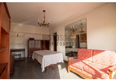 Venta departamento de dos ambientes con balcon. Centro.