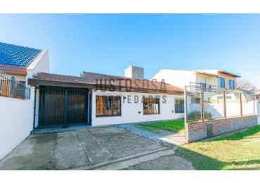 VENTA CASA 4 AMBIENTES CON PARQUE EN LOS PINARES
