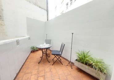 Depto. temporario de dos ambientes con patio para 2 personas. Varese.