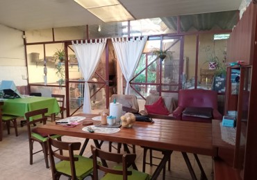 CASA 5 AMBIENTES SOBRE AV FORTUNATO DE LA PLAZA