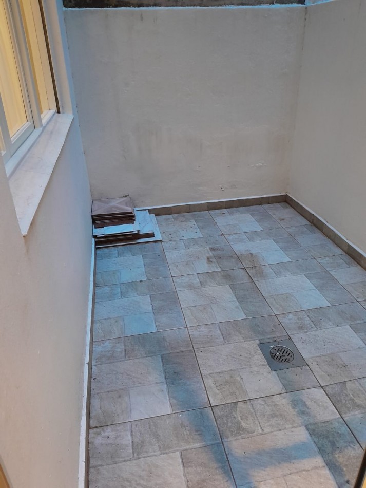 DEPARTAMENTO 2 AMBIENTES CON BALCON A LA CALLE, PATIO Y DEPENDENCIA DE SERVICIO EN ALDREY